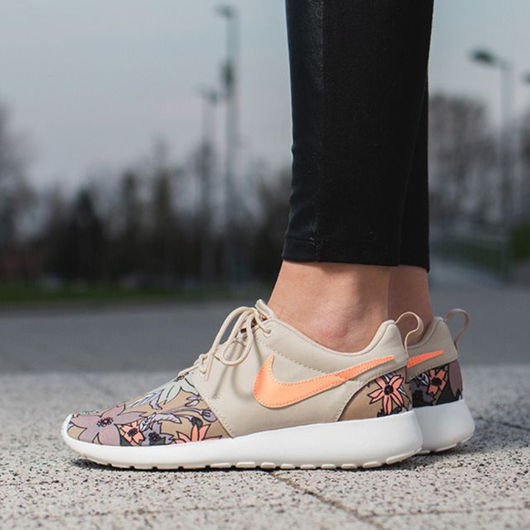 Nike Shoes - Nike Women's Roshe One Print Premium Aloha Dylan Raasch Size 7 Tan Floral